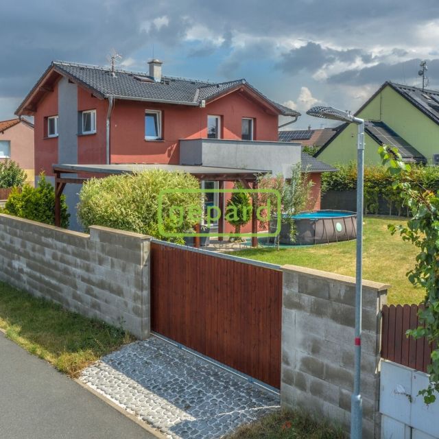 Fotografie nemovitosti - Rodinný dům 5+1, garáž, lodžie, klidné a bezpečné bydlení Nová ves