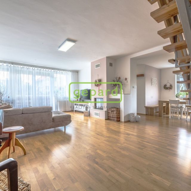 Fotografie nemovitosti - Prodej vícegeneračního RD, byty 5+1 a 3+kk, terasa, lodžie, sklep, výborný stav, Praha 9-Třeboradice